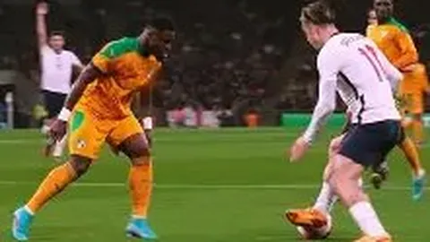 泰州荣耀巡礼：苏超冠军奖杯惊艳亮相海陵老街，全民共鉴辉煌时刻！