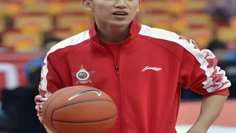 央视新闻客户端记录三面五星红旗同升荣耀时刻